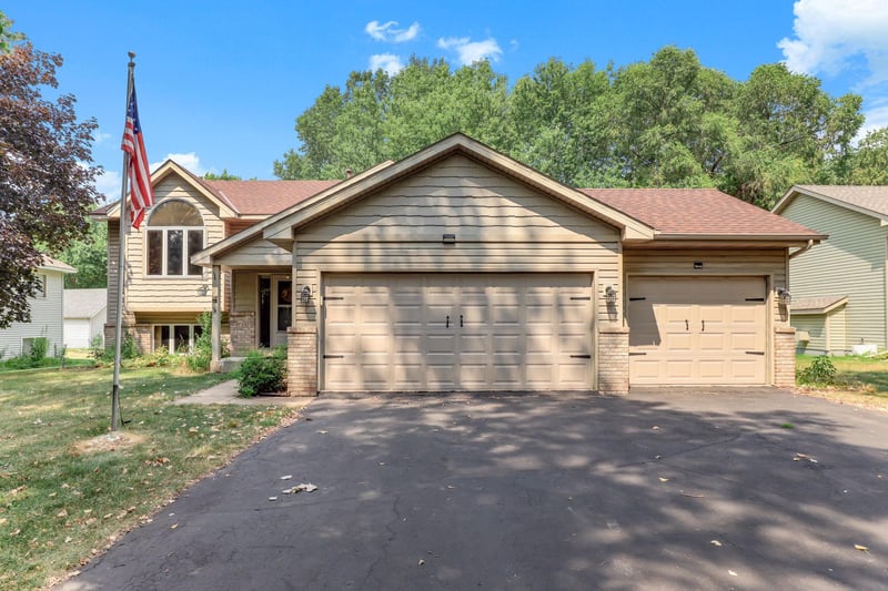 397 Viking Dr E, Little Canada, MN 55117