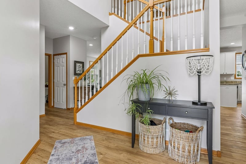 715 Lake Ridge Dr, Woodbury, MN 55129