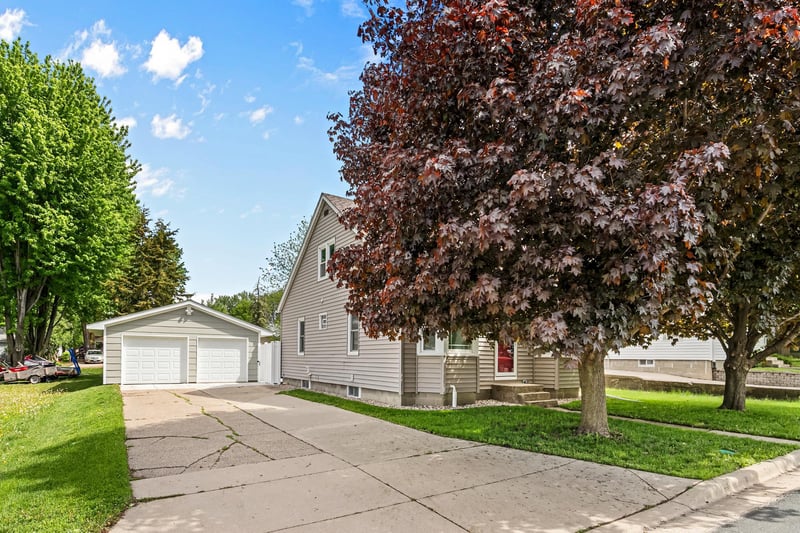 209 4th St SW, New Prague, MN 56071