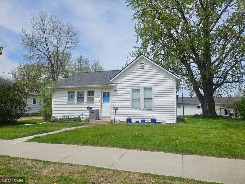 240 2nd St SE, Milaca, MN 56353
