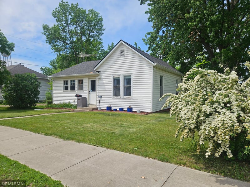 240 2nd St SE, Milaca, MN 56353