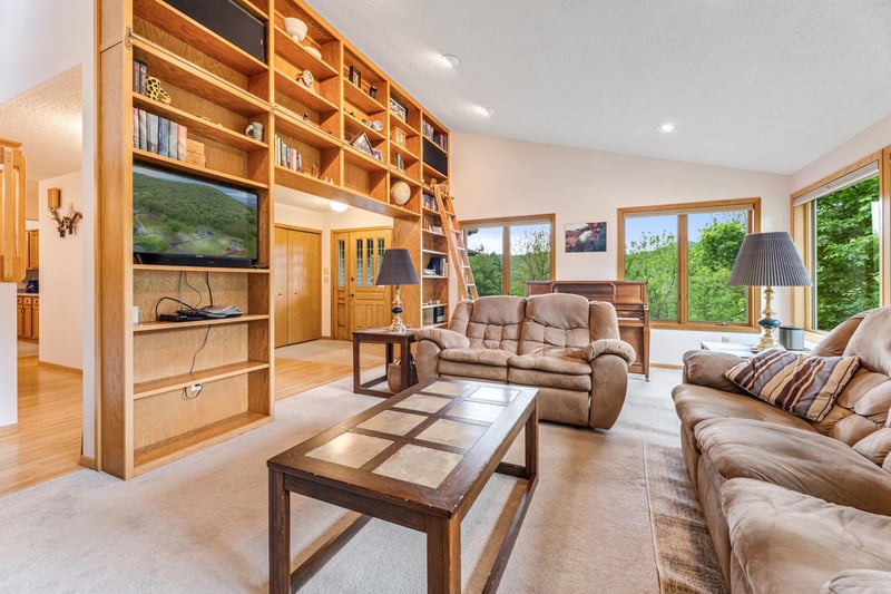 718 Spring Brook Dr, Winona, MN 55987