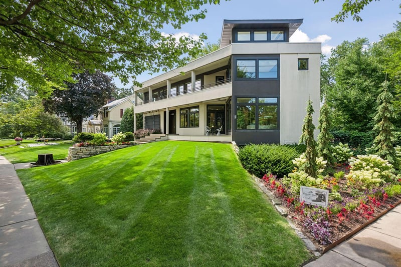 2100 W Lake Of The Isles Pw, Minneapolis, MN 55405