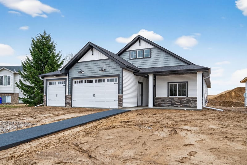 1231 Honeysuckle Ln, Cambridge, MN 55008