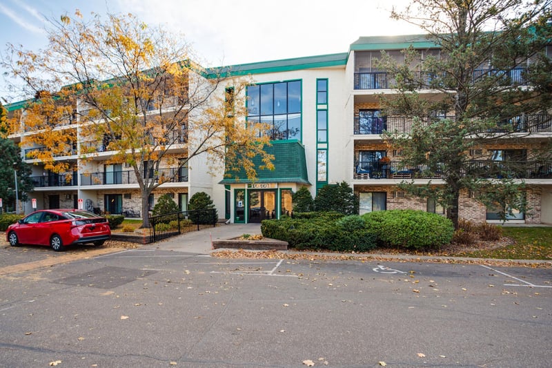 10401 Cedar Lake Rd #215, Minnetonka, MN 55305