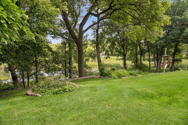 3931 Huntingdon Dr, Hopkins, MN 55305