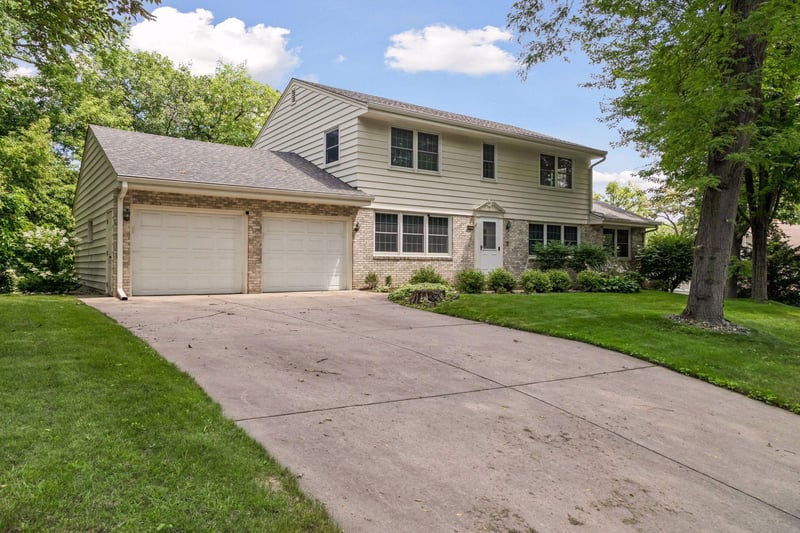 3931 Huntingdon Dr, Hopkins, MN 55305