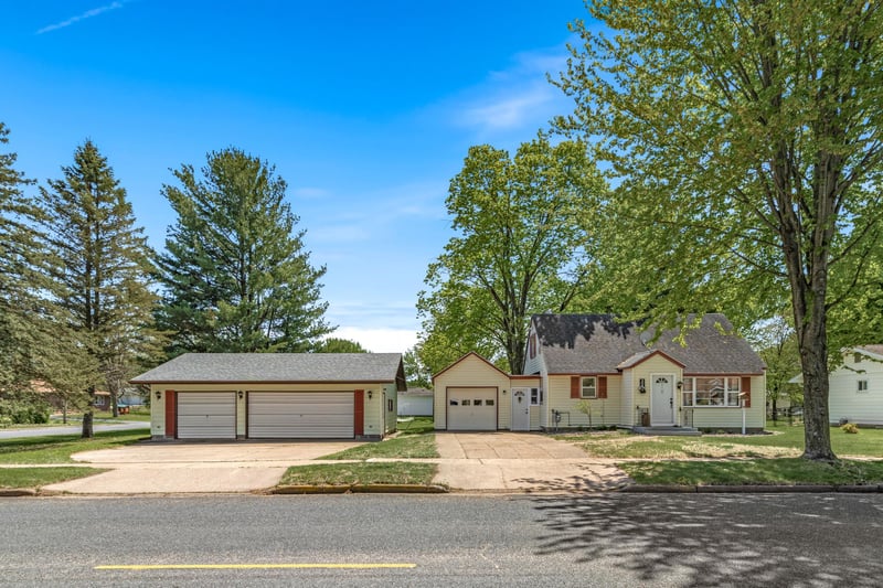 308 20th Ave W, Menomonie, WI 54751
