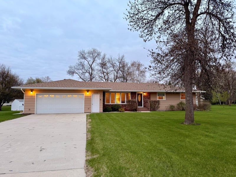 1228 Edgewood Dr, Thief River Falls, MN 56701