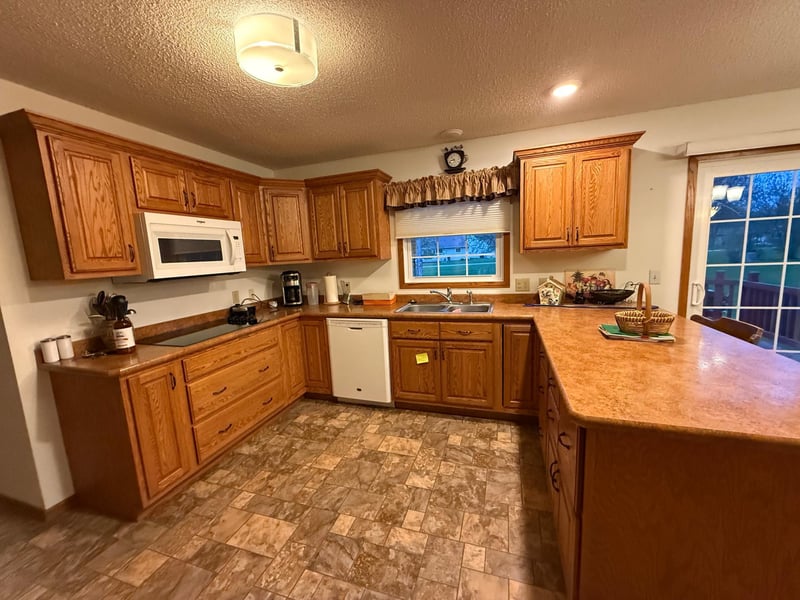 1228 Edgewood Dr, Thief River Falls, MN 56701