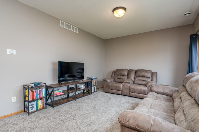 2142 Willow Trl, North Mankato, MN 56003