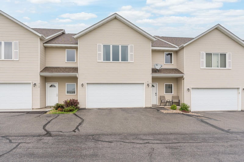 2142 Willow Trl, North Mankato, MN 56003