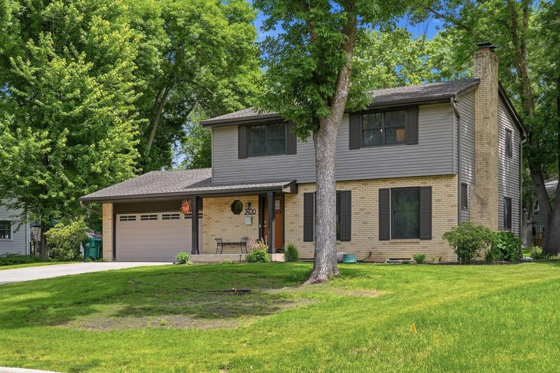 2400 Cavell Ave N, Golden Valley, MN 55427