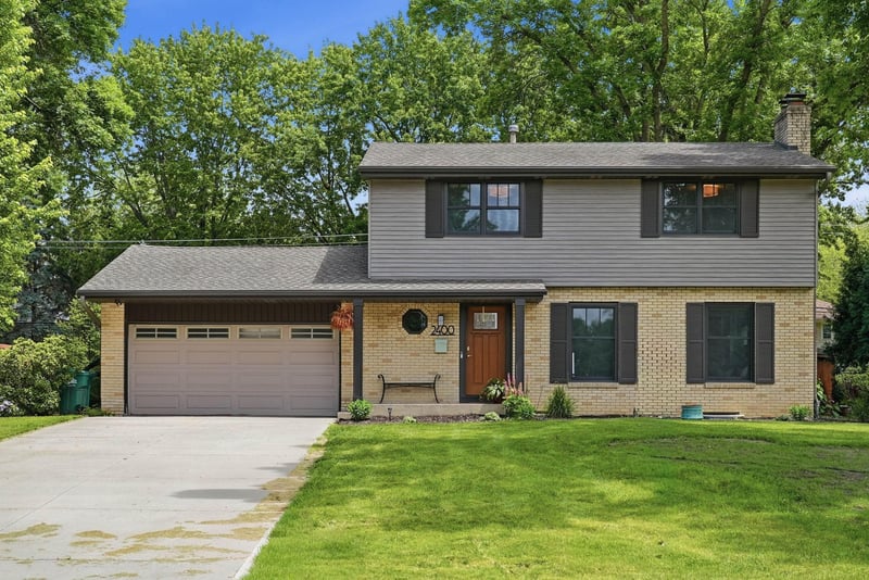 2400 Cavell Ave N, Golden Valley, MN 55427