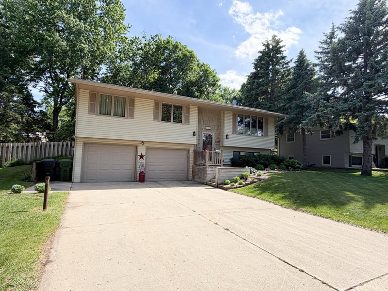 1925 Driftwood Ave, Worthington, MN 56187