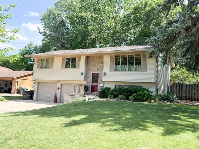 1925 Driftwood Ave, Worthington, MN 56187