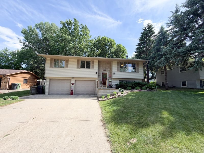 1925 Driftwood Ave, Worthington, MN 56187
