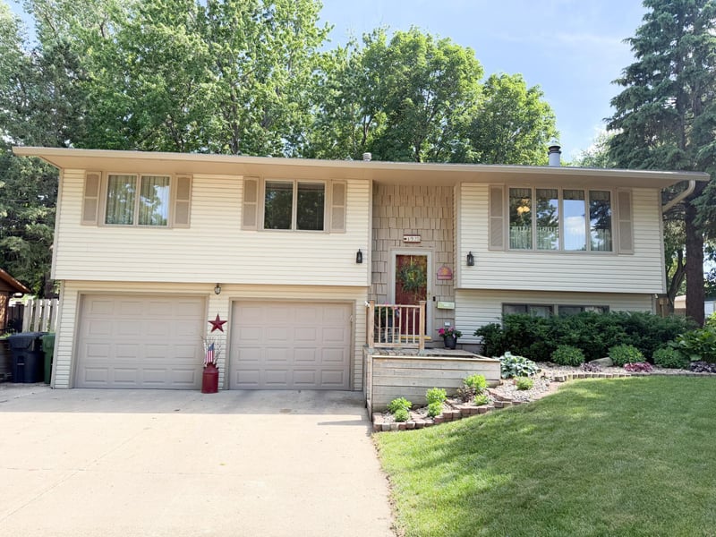 1925 Driftwood Ave, Worthington, MN 56187