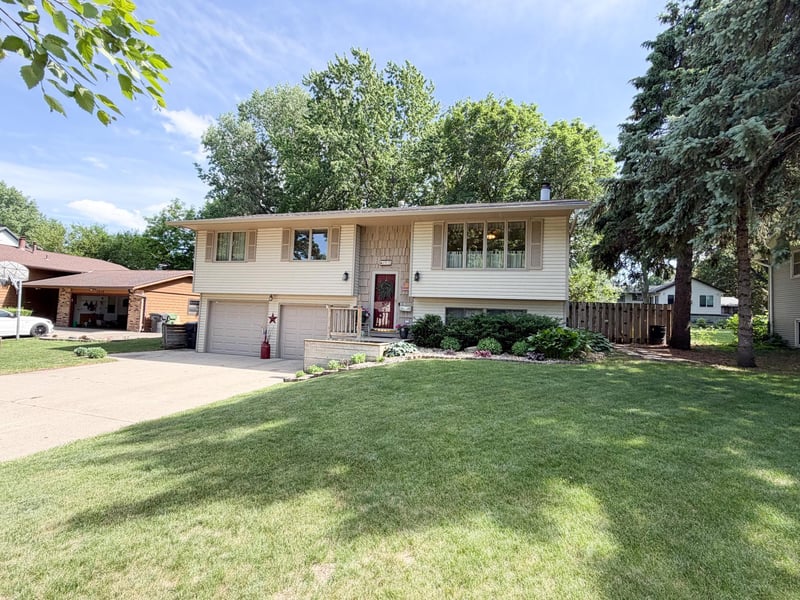 1925 Driftwood Ave, Worthington, MN 56187