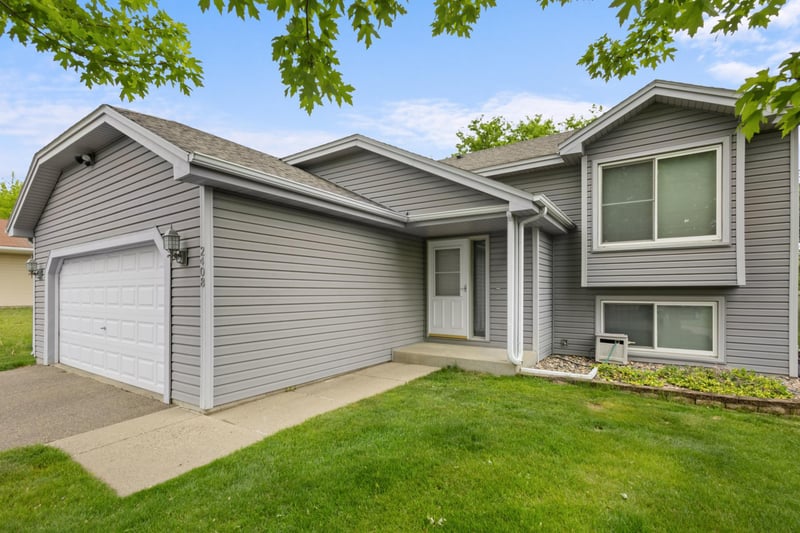 2408 Crestmount Ln, Burnsville, MN 55306