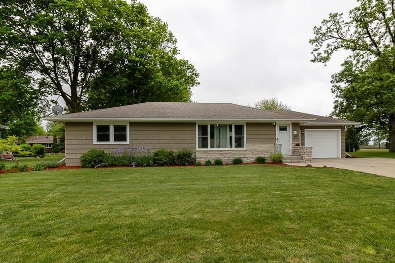 360 N Park Ave, Le Center, MN 56057