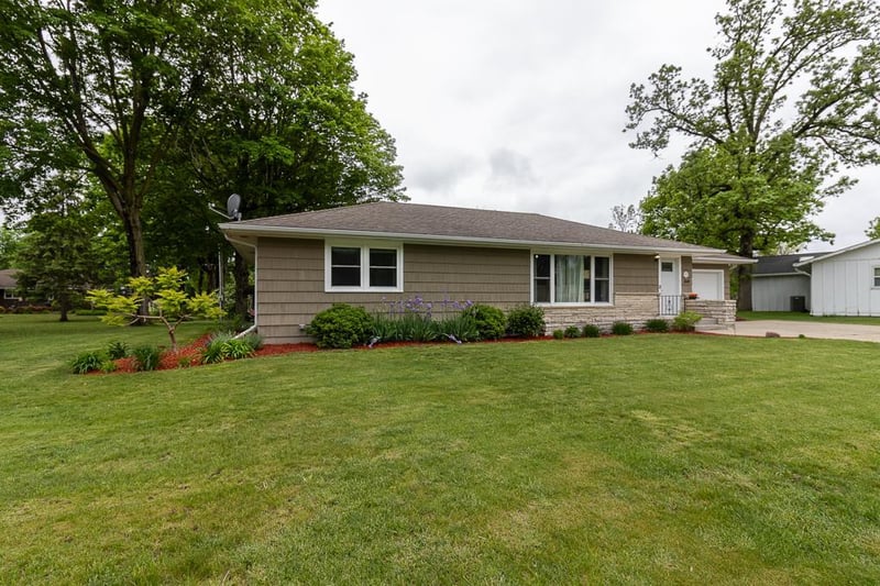 360 N Park Ave, Le Center, MN 56057