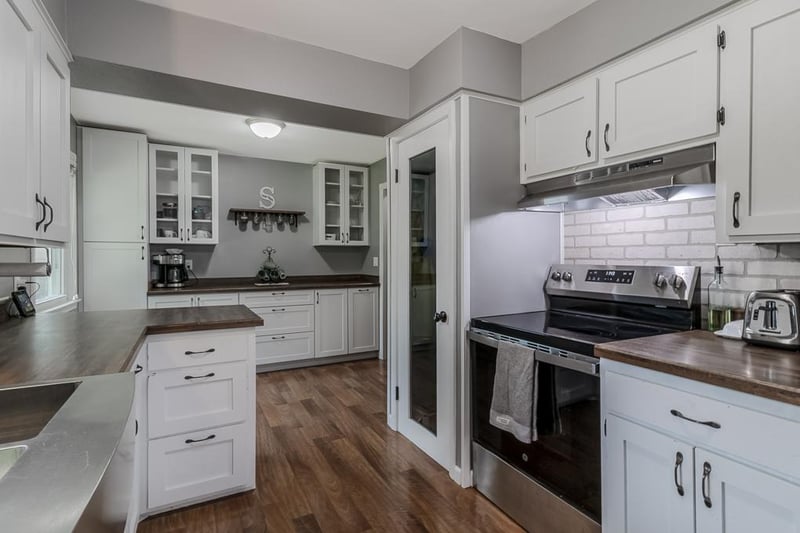 360 N Park Ave, Le Center, MN 56057