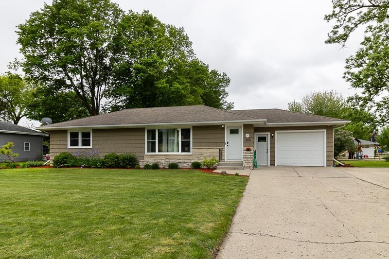 360 N Park Ave, Le Center, MN 56057