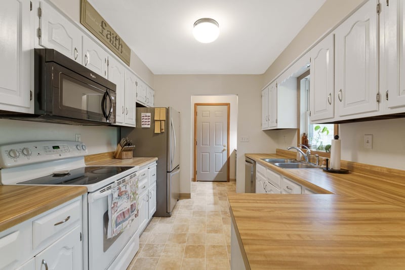 533 Maple Ln, Moorhead, MN 56560