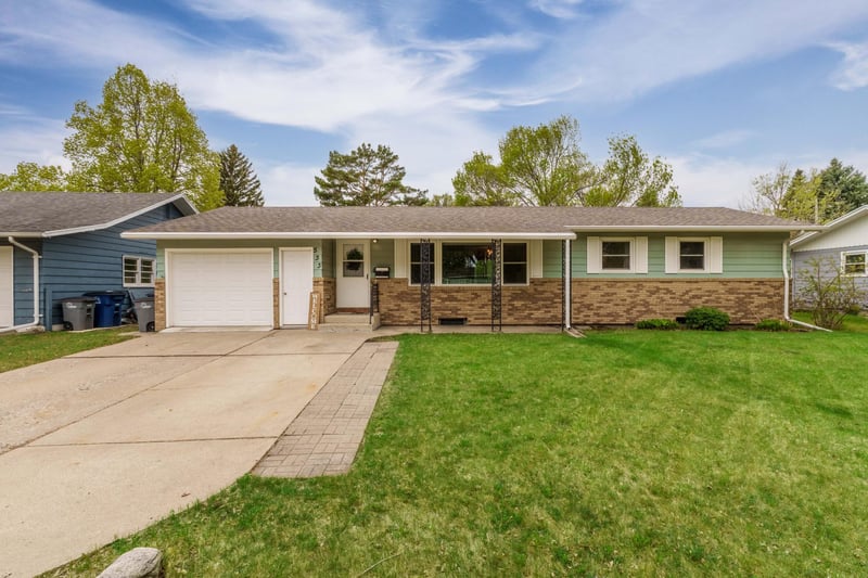 533 Maple Ln, Moorhead, MN 56560