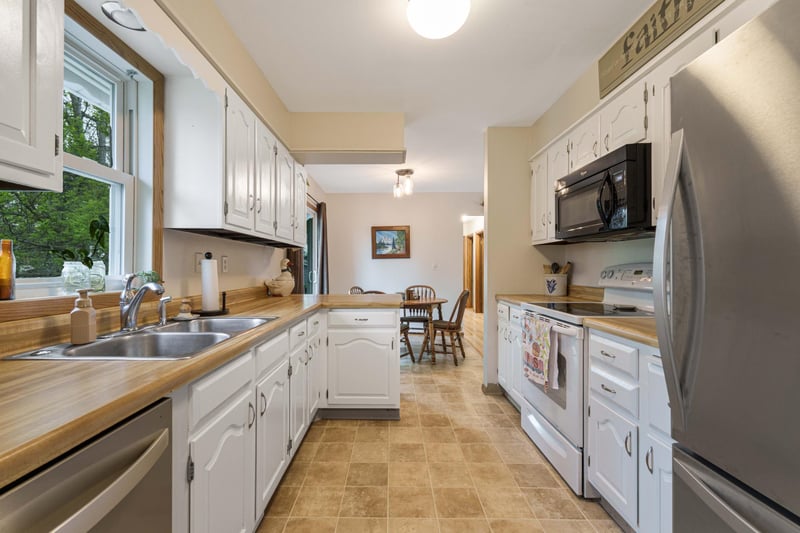 533 Maple Ln, Moorhead, MN 56560