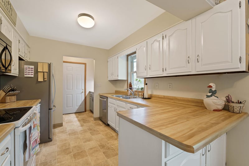 533 Maple Ln, Moorhead, MN 56560