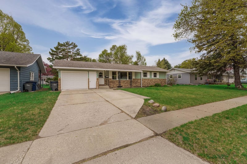 533 Maple Ln, Moorhead, MN 56560