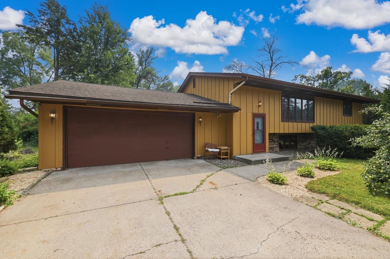 2028 Dotte Dr, White Bear Lake, MN 55110