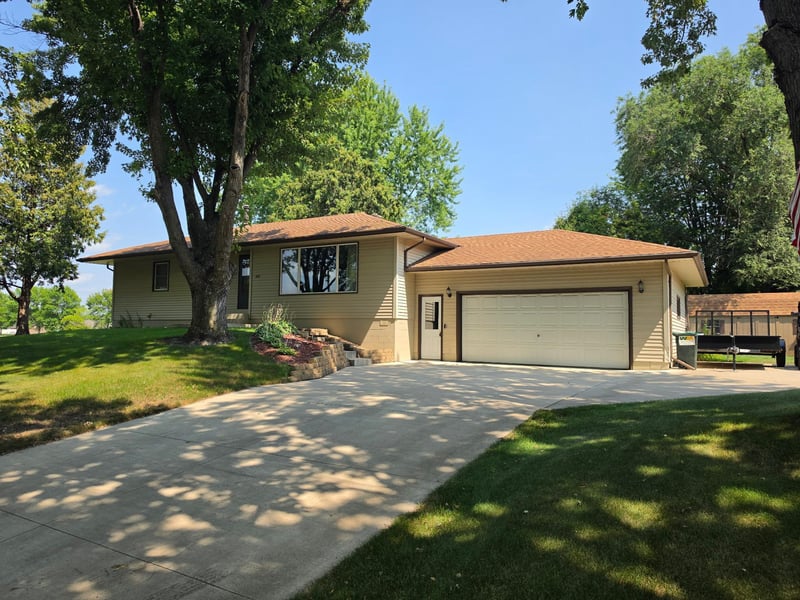 408 Sunrise Dr, Litchfield, MN 55355