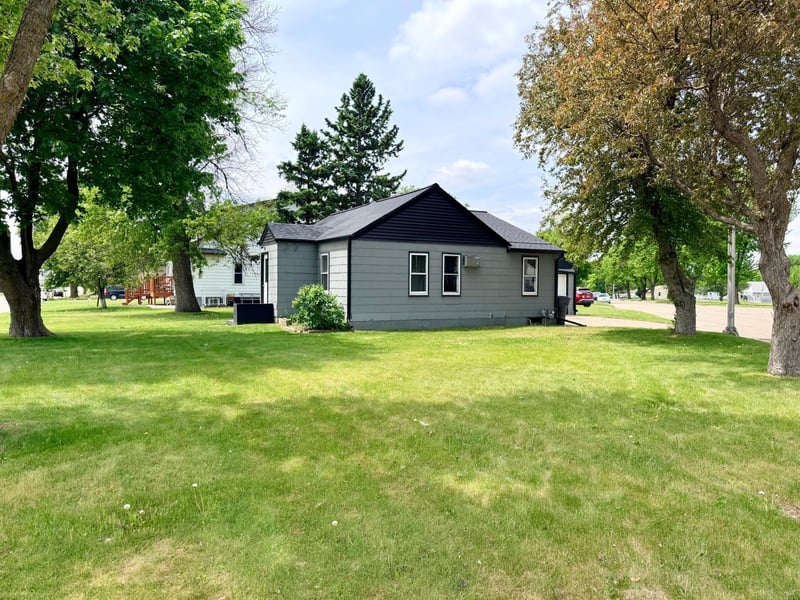 1857 1st Ave, Worthington, MN 56187