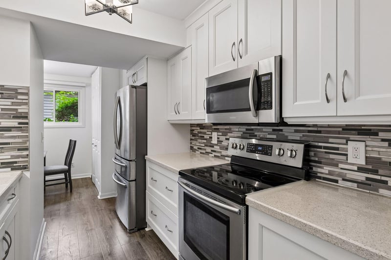 47 River Woods Ln, Burnsville, MN 55337
