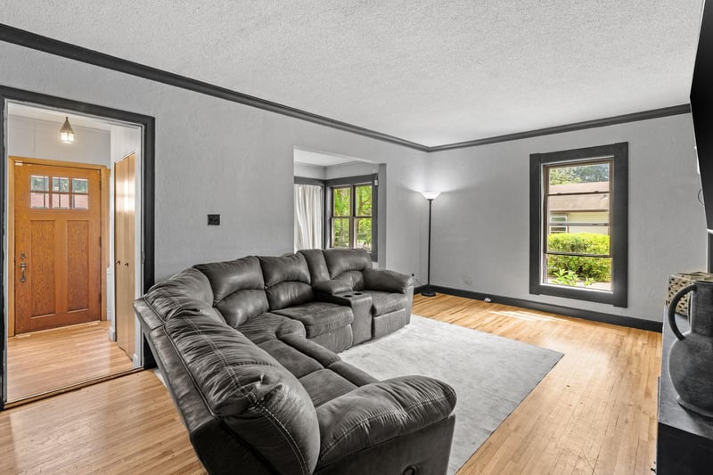 636 School St, Anoka, MN 55303