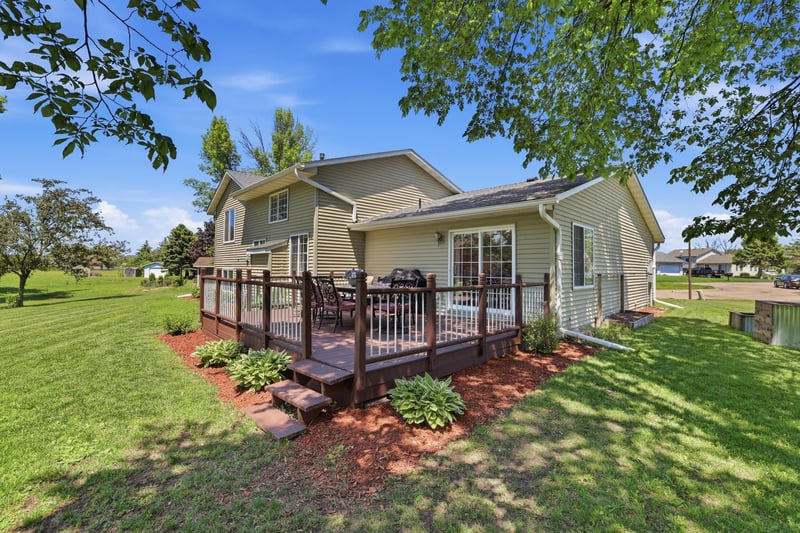 971 Lacy Ct, Belle Plaine, MN 56011