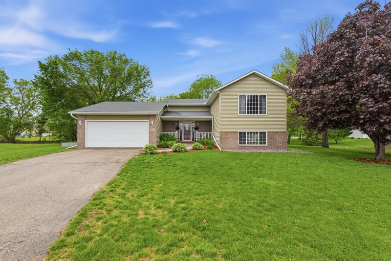 971 Lacy Ct, Belle Plaine, MN 56011