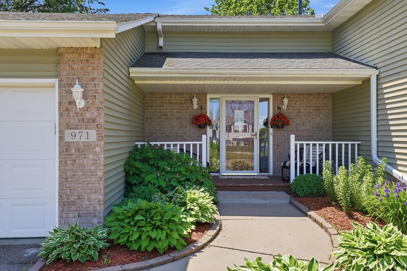 971 Lacy Ct, Belle Plaine, MN 56011