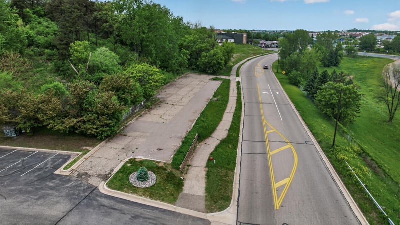15080 Buck Hill Rd, Burnsville, MN 55306