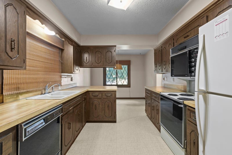 8233 Pleasant View Ct, Mounds View, MN 55112