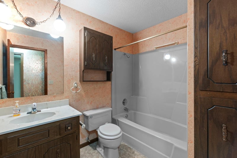 8233 Pleasant View Ct, Mounds View, MN 55112