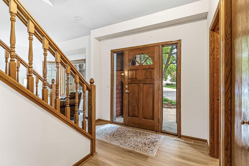 1130 Dove Ct, Chanhassen, MN 55317