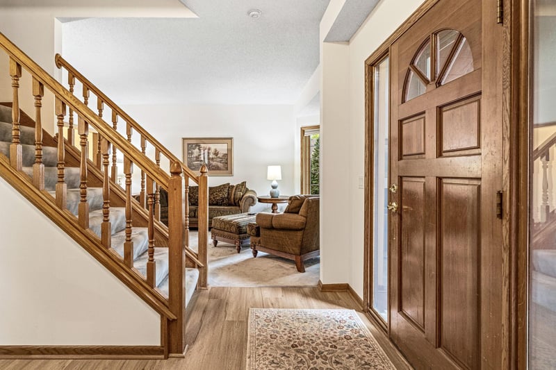 1130 Dove Ct, Chanhassen, MN 55317