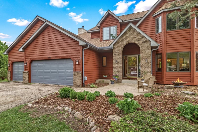 1130 Dove Ct, Chanhassen, MN 55317