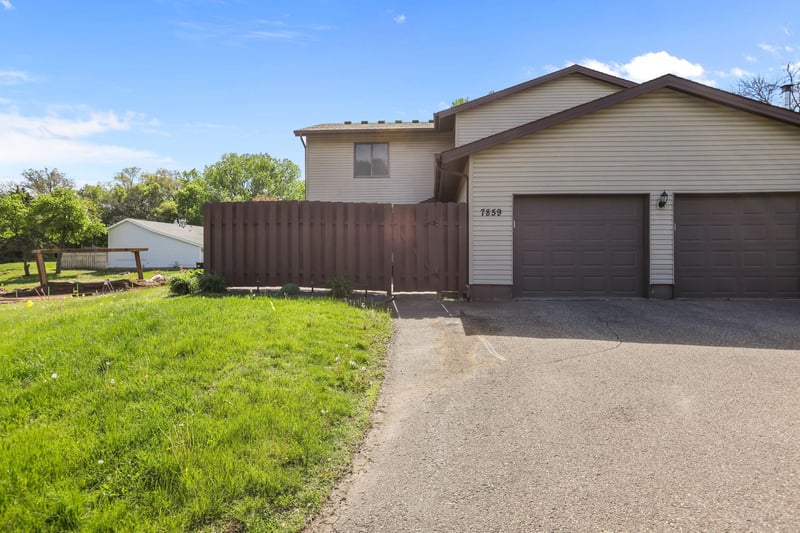 7859 Dunmore Rd, Woodbury, MN 55125
