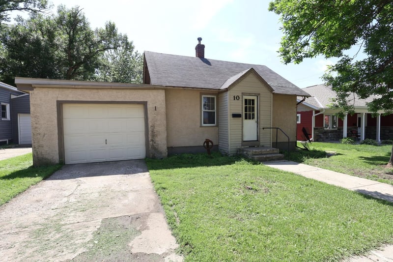 10 E 4th St, Morris, MN 56267