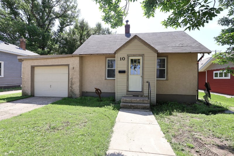 10 E 4th St, Morris, MN 56267